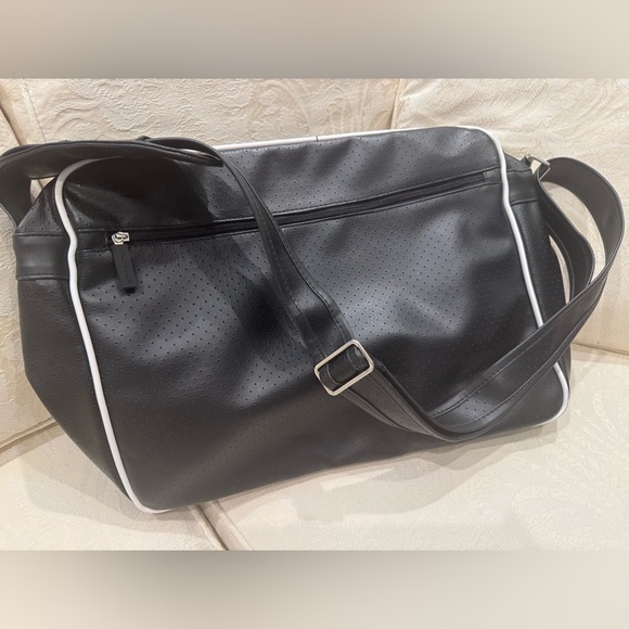 New, Ben Sherman Black Duffel Bag with White Accents 💼 - Picture 3 of 4